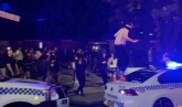 澳洲悉尼发生持刀恐袭，愤怒民众暴乱