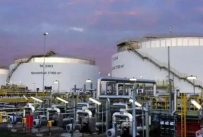 美国50%关税大棒落下,印度怂了,中国却笑纳俄罗斯打折石油!