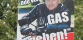 柏林九月大选，NPD的宣传海报&quot;Gas geben&quot;遭到缩头人的强烈批评
