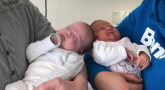 德国科隆降生相差三个多月的双胞胎